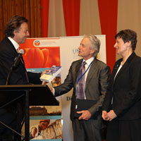 Dutch Foreign Minister Bert Koenders welcomes UN Messenger of Peace Michael Douglas, with UN High Representative Angela Kane